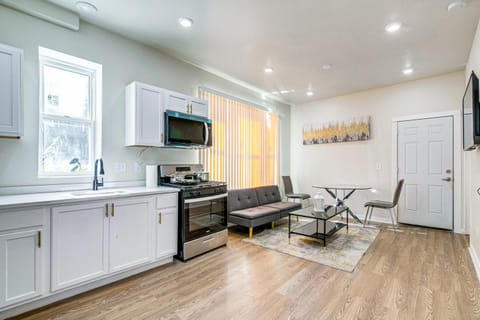 4 Mi to University of Chicago Walkable Getaway! Apartment in Englewood