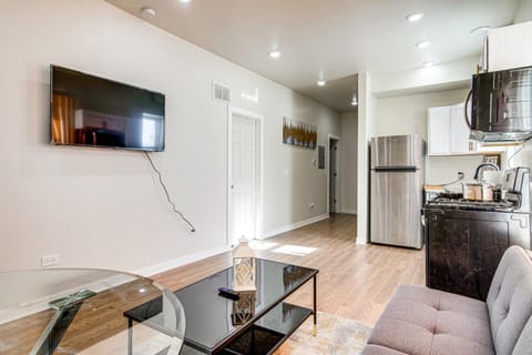 4 Mi to University of Chicago Walkable Getaway! Apartment in Englewood