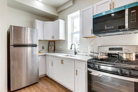 4 Mi to University of Chicago Walkable Getaway! Apartment in Englewood