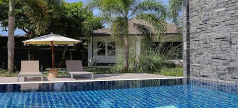 Property building, Swimming pool, sunbed
