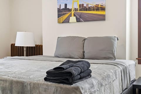 Cozy 1BR King - Near City Airport Apartment in Crafton