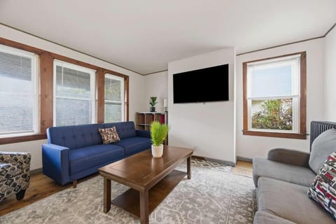 Cozy 1BR King - Near City Airport Apartment in Crafton