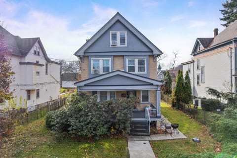 Cozy 1BR King - Near City Airport Apartment in Crafton