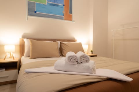 Bed, Photo of the whole room, Bedroom, towels