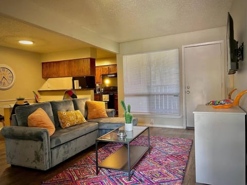 KING bed central worker-friendly LongStayDiscount Apartment in Sherman