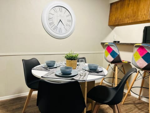 KING bed central worker-friendly LongStayDiscount Apartment in Sherman