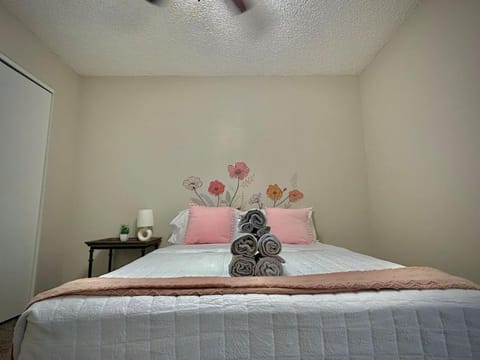 KINGbed A plus location Aplus for workers LongStayDiscounts Apartment in Sherman