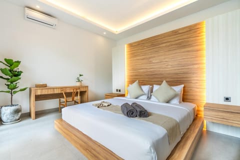 Bed, Seating area, Bedroom, towels, air conditioner