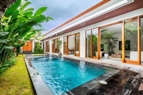 Property building, Day, Pool view, Swimming pool, Swimming pool, sunbed