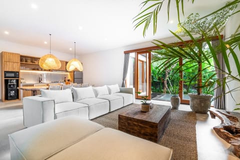 Kitchen or kitchenette, Living room, Seating area, Dining area, Garden view