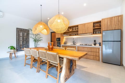 Kitchen or kitchenette, Dining area, microwave, stove