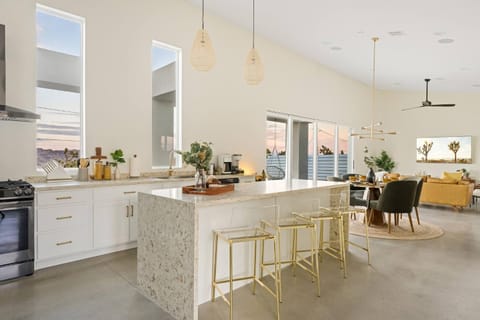 Coffee/tea facilities, Kitchen or kitchenette, Food and drinks, Decorative detail, Dining area