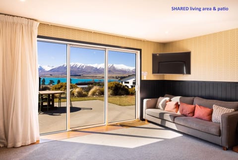 Patio, Communal lounge/ TV room, View (from property/room), Living room, Lake view, Mountain view, Location