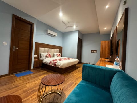 Bed, TV and multimedia, Photo of the whole room, Seating area, Bedroom, air conditioner