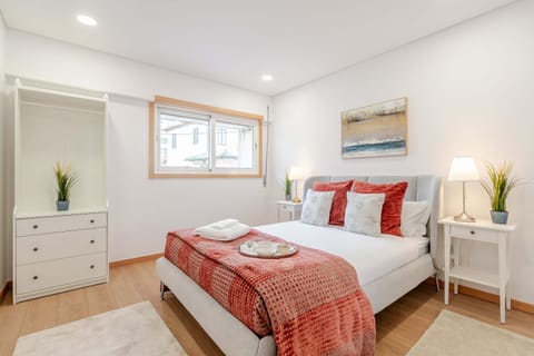 Bed, Bedroom, towels, wardrobe