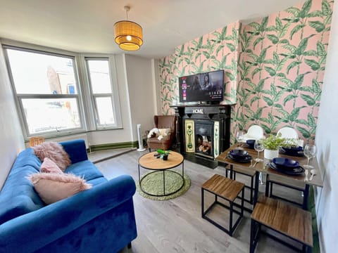 Property building, TV and multimedia, Living room, Decorative detail, Seating area, Dining area, flat iron, heating, internet