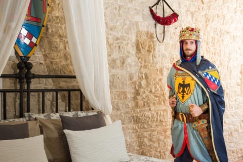 Staff, Bed, Photo of the whole room, Decorative detail, Family