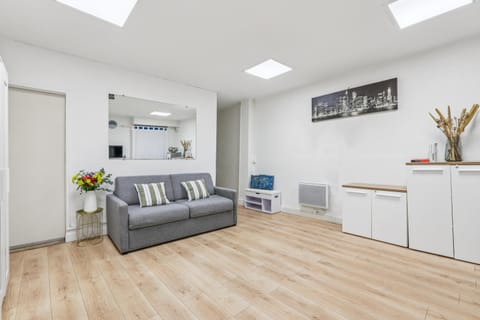 Bed, Kitchen or kitchenette, Photo of the whole room, Seating area, Bedroom