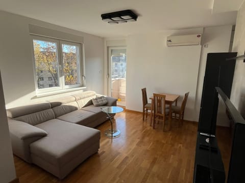 TV and multimedia, Living room, Seating area, Evening entertainment, air conditioner