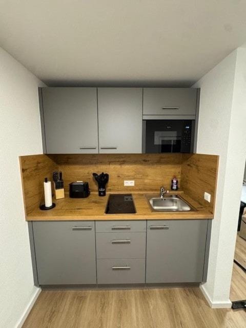 Coffee/tea facilities, Kitchen or kitchenette, stove