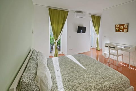 Bed, TV and multimedia, Bedroom