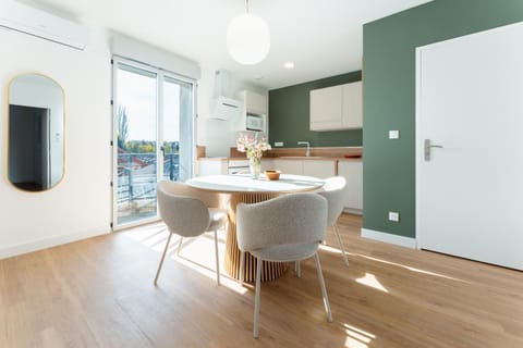 Kitchen or kitchenette, Dining area, pet friendly