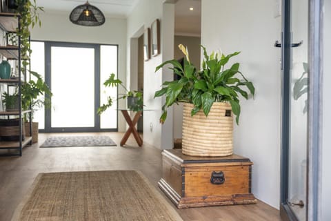 5 Bedroom Family Home with Private Apartment House in Hermanus