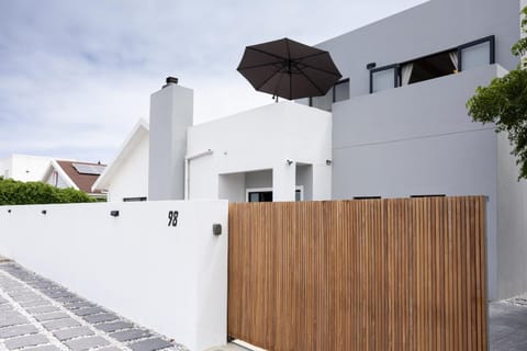 5 Bedroom Family Home with Private Apartment House in Hermanus