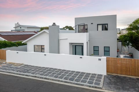 5 Bedroom Family Home with Private Apartment House in Hermanus