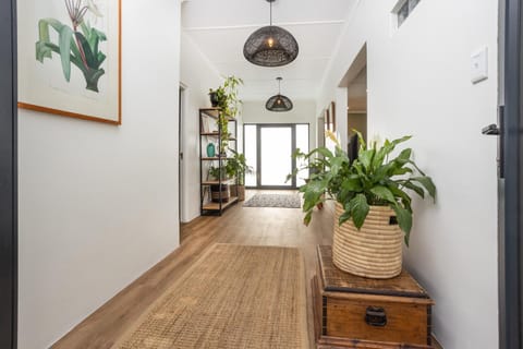 5 Bedroom Family Home with Private Apartment House in Hermanus