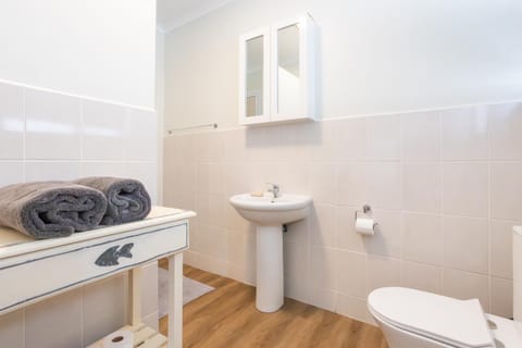 5 Bedroom Family Home with Private Apartment House in Hermanus