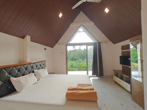 Bed, Natural landscape, TV and multimedia, Photo of the whole room, Bedroom