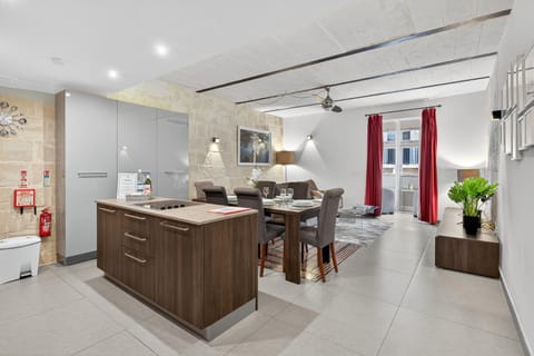 Kitchen or kitchenette, Living room, Seating area, Dining area, oven, stove