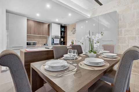 Coffee/tea facilities, Kitchen or kitchenette, Seating area, Dining area, stove