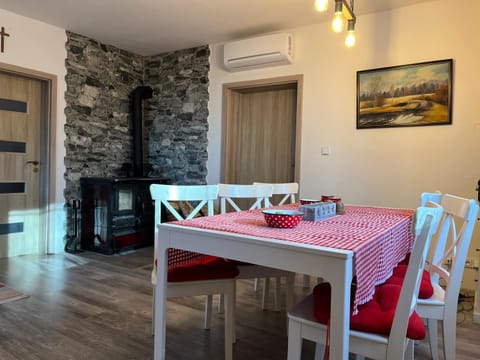 Seating area, Dining area, air conditioner
