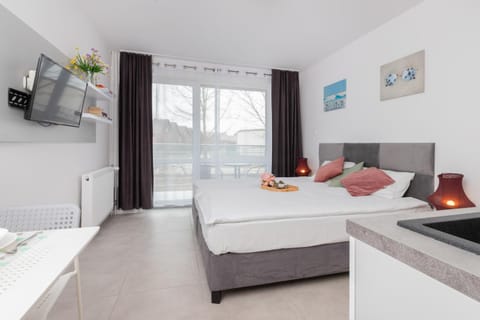Bed, TV and multimedia, Living room, Photo of the whole room, Seating area