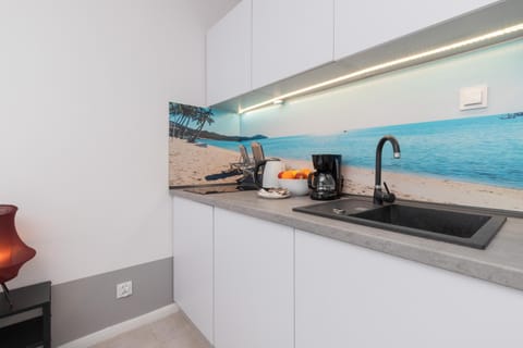 Coffee/tea facilities, Kitchen or kitchenette, stove