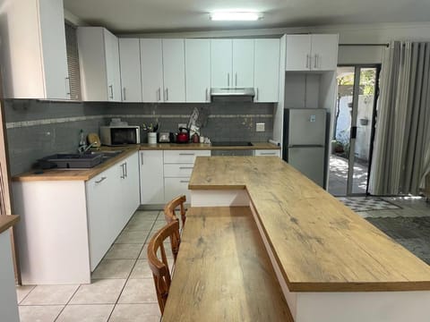 Bay Breeze Guesthouse Selfcatering Bed and Breakfast in Cape Town