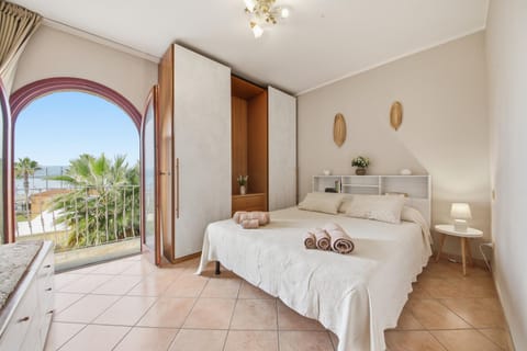 Bed, View (from property/room), Balcony/Terrace, Photo of the whole room, Bedroom, Sea view, towels, wardrobe