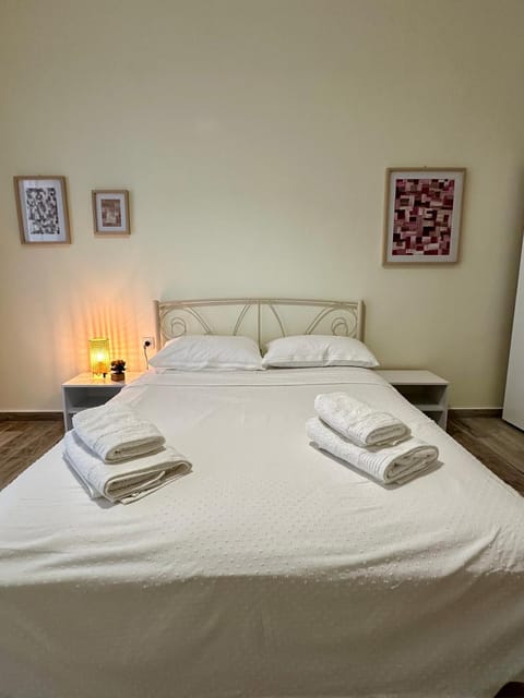 Bed, Bedroom, towels