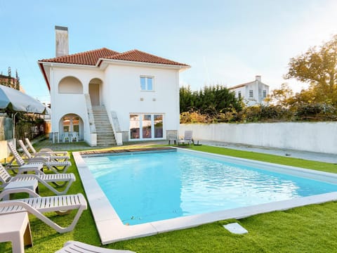 Property building, Garden, Balcony/Terrace, Garden view, Swimming pool, Swimming pool, sunbed