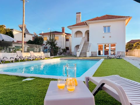 Property building, Patio, Day, Garden, Swimming pool, Swimming pool