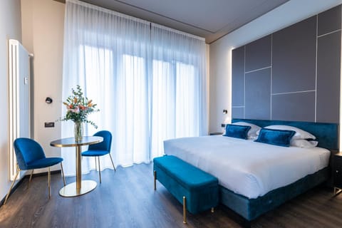 Bed, Photo of the whole room, Seating area, Bedroom