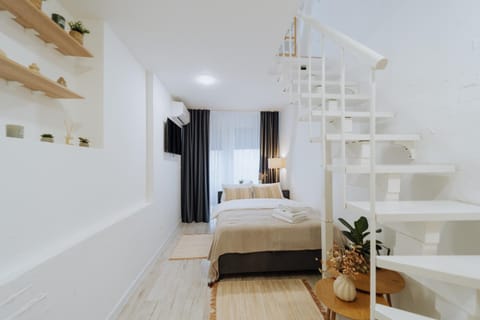 Bed, TV and multimedia, Photo of the whole room, Bedroom, towels, air conditioner