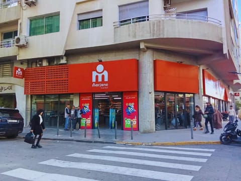 Day, Neighbourhood, On-site shops, Supermarket/grocery shop, Shopping Area, Location