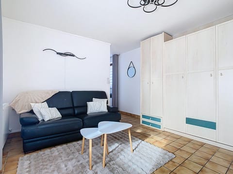 Bed, TV and multimedia, Living room