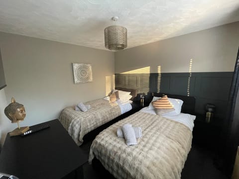 3BR, Sleeps 5, Free Parking, Fast WiFi, Near M62 & Leeds House in Leeds