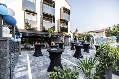 Property building, Restaurant/places to eat, Restaurant/places to eat, Banquet/Function facilities, Location