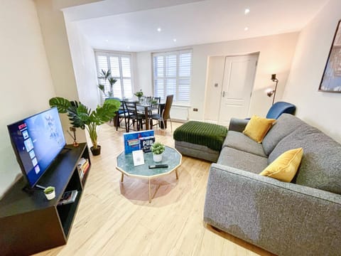 TV and multimedia, Living room, Decorative detail, Seating area, Dining area, flat iron, heating, internet, storage