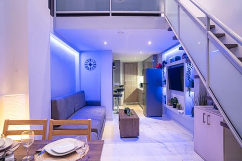 Communal lounge/ TV room, TV and multimedia, Kitchen or kitchenette, Living room, Photo of the whole room, Decorative detail, Decorative detail, Seating area, Dining area, Evening entertainment, oven